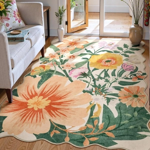 Détails des bords festonnés et des motifs floraux sur ce tapis épais effet cachemire