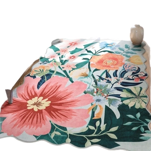 Tapis floral effet cachemire avec bords festonnés et imprimé fleuri pour décoration intérieure
