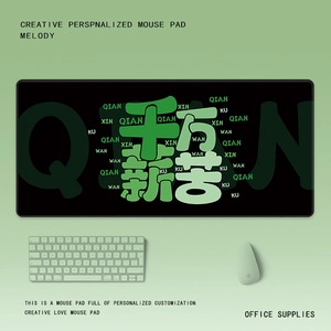 Détail du grand sous-main avec typographie verte créative sur matériau noir épais
