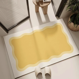 Gros plan d'un tapis de sol absorbant avec motif à vagues jaune et crème, antidérapant