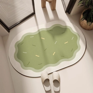 Détail d'un tapis de bain ovale en terre de diatomée verte avec motif floral nuage