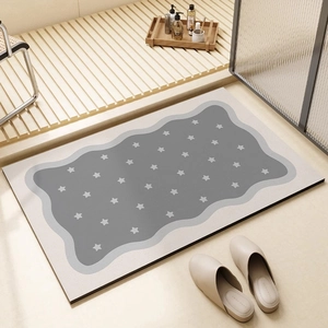 Détail du tapis de bain en boue de diatomées avec motif d'étoiles grises ondulées