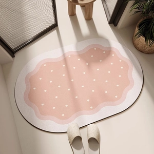 Tapis de bain ovale rose absorbant avec bordure biscuit et motifs de cœurs mignons