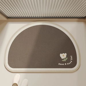 Dettaglio di un tappeto da bagno a semicerchio con motivo floreale e testo Have A Good Day