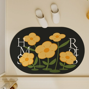 Dettaglio del tappeto da bagno ovale con fiori gialli e design tipografico moderno