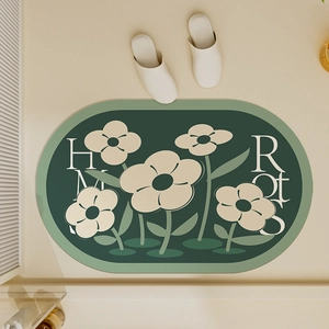 Dettaglio del tappetino da bagno in diatomite verde scuro con fiori e pantofole bianche