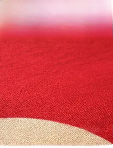 Vue macro de la texture dense du velours de cristal sur le paillasson rouge et beige