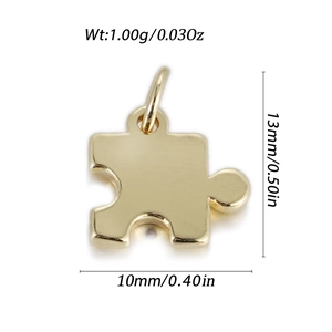 Détail d'un pendentif en forme de pièce de puzzle doré poli avec dimensions précises
