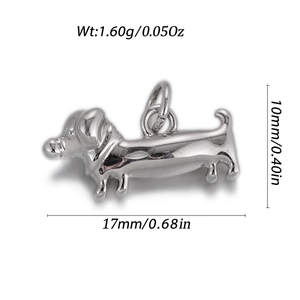 Détail du pendentif teckel en argent poli avec dimensions et poids précisés