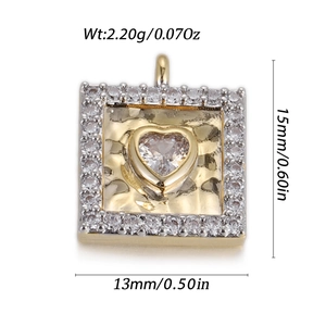 Détail du pendentif carré en or avec pierre de cœur et dimensions 15mm x 13mm