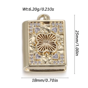 Détail du pendentif livre en cuivre doré avec dimensions précises de 25x18mm