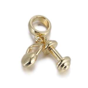 Détail macro des breloques haltère et kettlebell dorées sur un bélière polie