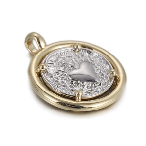 Détail macro d'un pendentif religieux bicolore or et argent avec cœur et motif croix