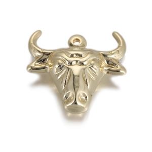 Vue détaillée d'un pendentif tête de taureau doré en 3D avec anneau pour création de bijoux