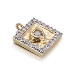 Détail du pendentif carré doré avec cristal en cœur et serti de pierres de zircone
