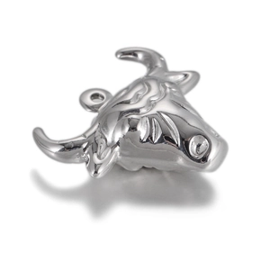 Pendentif tête de taureau en argent poli avec détails précis des cornes et des yeux