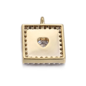 Vue macro du pendentif carré en or avec zircon en forme de cœur et sertissage pavé