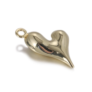 Détail du pendentif cœur doré poli avec finition brillante et anneau intégré