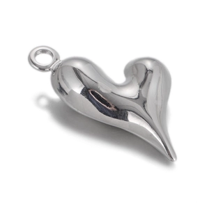 Détail du pendentif en forme de cœur argenté poli miroir avec anneau de fixation