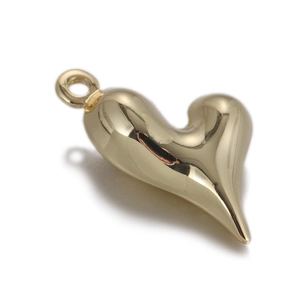 Vue détaillée du pendentif cœur doré style métal liquide avec une finition polie