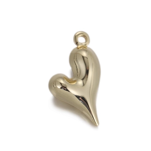 Pendentif coeur doré poli avec design asymétrique fluide sur un fond blanc pur