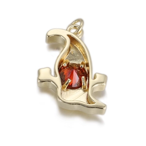 Détail d'un pendentif crabe en cuivre doré orné d'une pierre précieuse rouge centrale