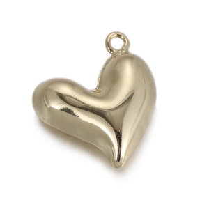 Gros plan d'un pendentif cœur en or poli avec une finition miroir métallique brillante