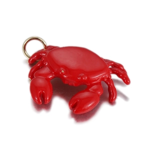 Détail du pendentif crabe en émail rouge avec boucle dorée pour la création de bijoux