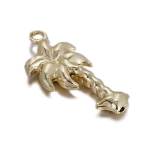 Détail d'un pendentif palmier doré avec finition polie et anneau de suspension intégré