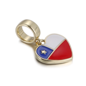 Detailed close-up of a heart-shaped Chile flag charm with gold-plated finish and enamel
