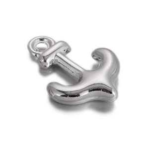 Pendentif ancre en argent poli avec anneau supérieur sur fond blanc avec reflet délicat
