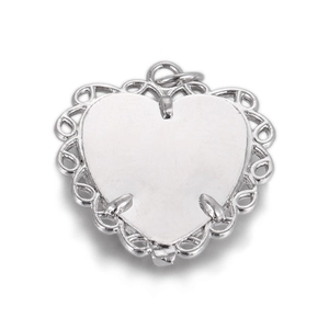 Détail d'un pendentif cœur en argent avec bordure en filigrane pour création de bijoux
