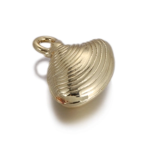 Vue détaillée d'un pendentif coquillage doré avec texture nervurée et anneau métallique