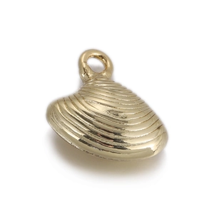 Vue détaillée d'un pendentif coquillage doré avec texture fine et anneau de suspension