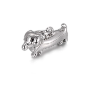 Pendentif teckel en métal argenté poli avec finition miroir et bélière de suspension
