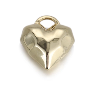 Vue macro d'un pendentif cœur géométrique doré avec surface facettée et fini poli