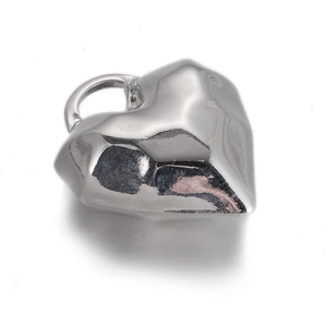 Vue macro d'un pendentif cœur géométrique en argent avec une finition facettée polie