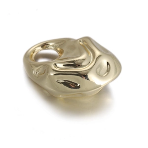 Détail de la bague en or organique irrégulier effet métal liquide avec poli miroir