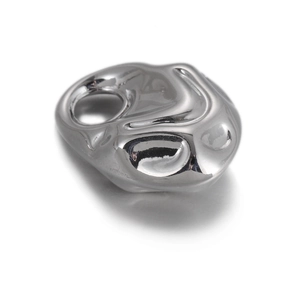 Vue détaillée du pendentif cœur en argent poli au design organique de métal liquide
