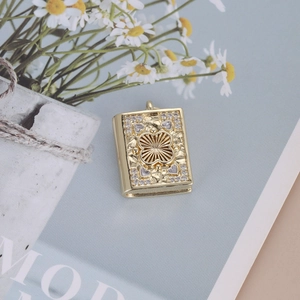 Pendentif livre doré exquis avec zircons cubiques et motifs floraux de trèfle évidés