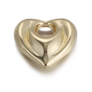Vue détaillée d'une perle en cœur dorée polie avec un grand trou pour les bijoux