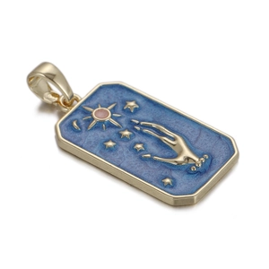 Gedetailleerde macro-opname van de rechthoekige tarot hanger met gouden zon en maan op email