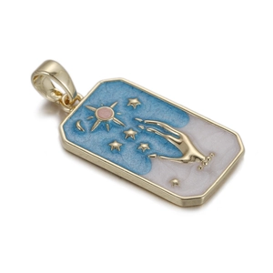 Detailweergave van de gouden tarot hanger met blauw emaille en hemelse zon en maan motieven