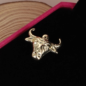 Pendentif tête de taureau doré poli sur velours noir pour création de bijoux raffinés
