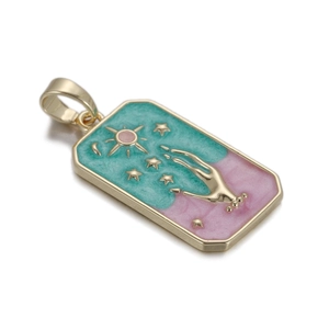 Gedetailleerde close-up van tarotstijl gouden hanger met zon- en maan-emaille reliëf