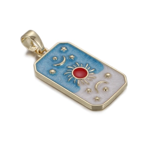 Detail van tarot hanger met zon maan sterren en blauw email op vergulde afwerking