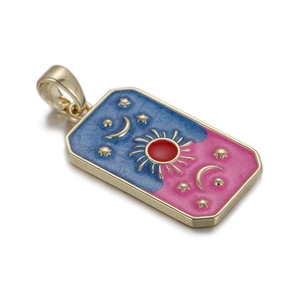 Detail van een rechthoekige gouden tarot hanger met emaille zon- en maanpatronen