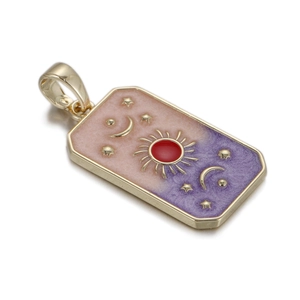 Detailopname van de gouden tarot hanger met roze gradiënt emaille en hemelse motieven