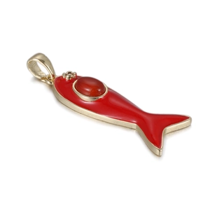 Détail d'un pendentif poisson rouge émaillé avec une pierre précieuse ovale sertie d'or