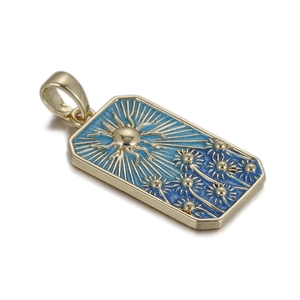 Detail van een rechthoekige zon- en sterhanger met blauw emaille in goudkleurige rand